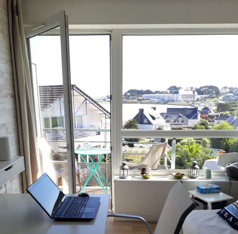 Appartement 2 pièces duplex vue mer à 50m de la plage de sable fin de Trestel, meublé de tourisme 3 étoiles, Trévou-Tréguignec, Côtes d'Armor - Bretagne - Possibilité de s'improviser un bureau dans le salon.