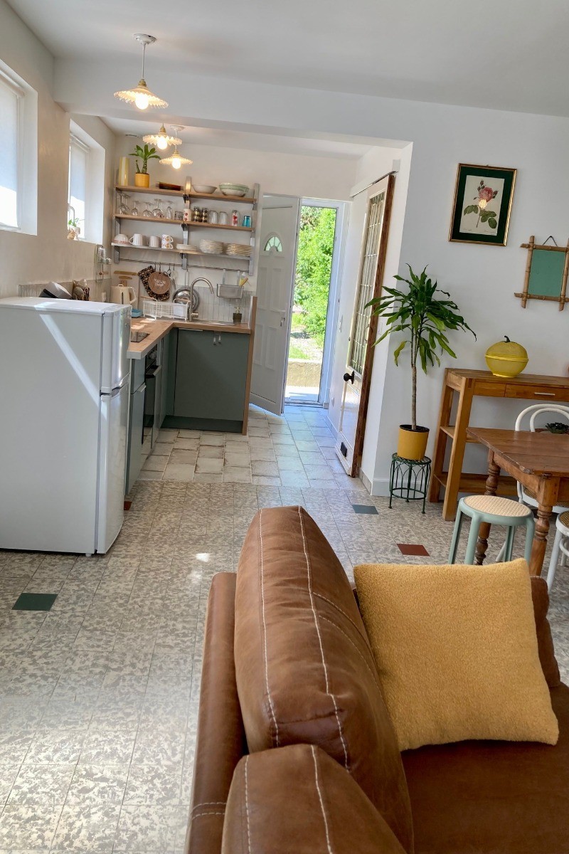 Pièce de vie avec ouverture sur extérieur