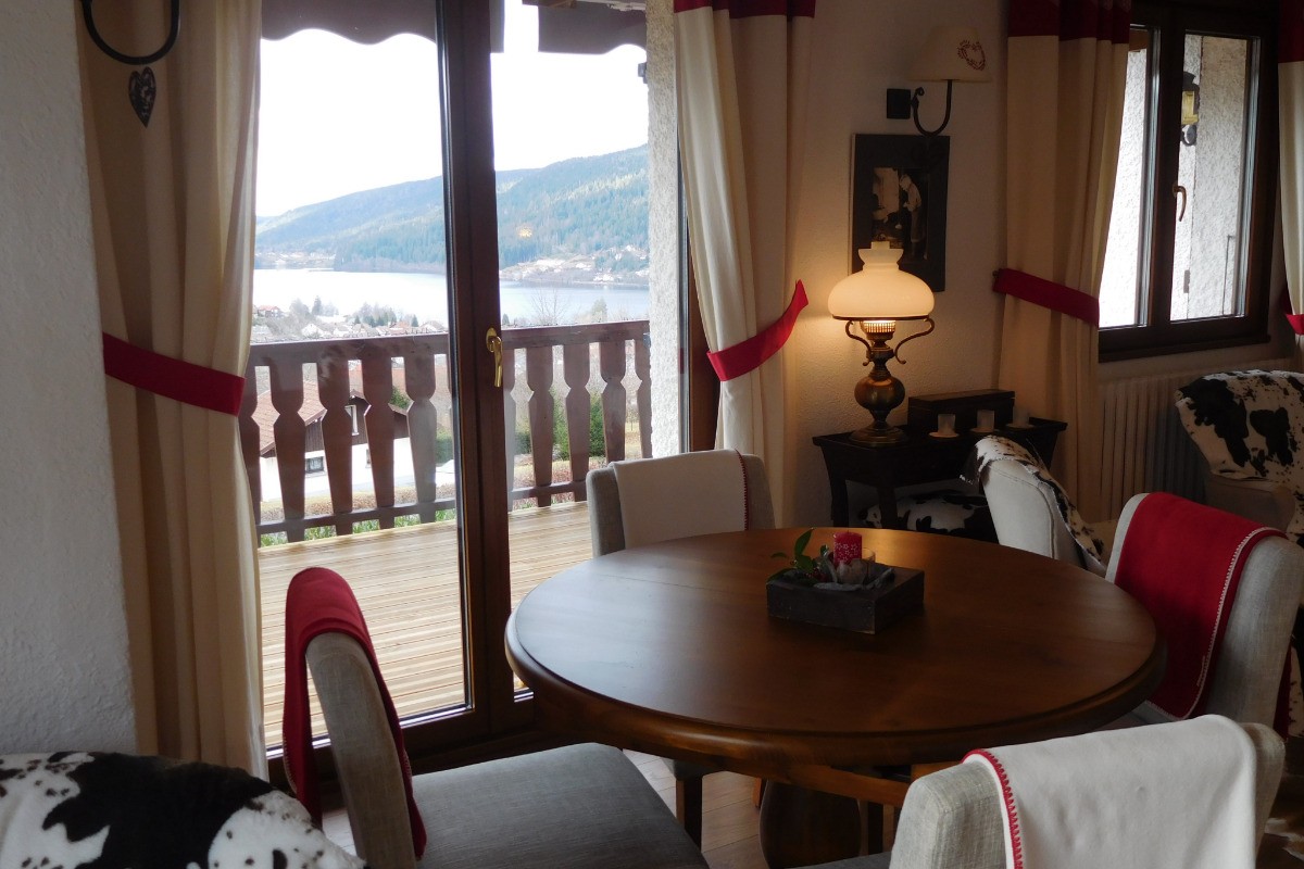 Espace repas avec belle vue sur le lac - Gîte Sunny Hill