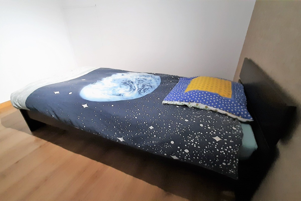 étage : chambre 3 avec mezzanine : 1 lit 2 pers. en 140x190 cm + 1 lit 1 pers. en 90x190 cm