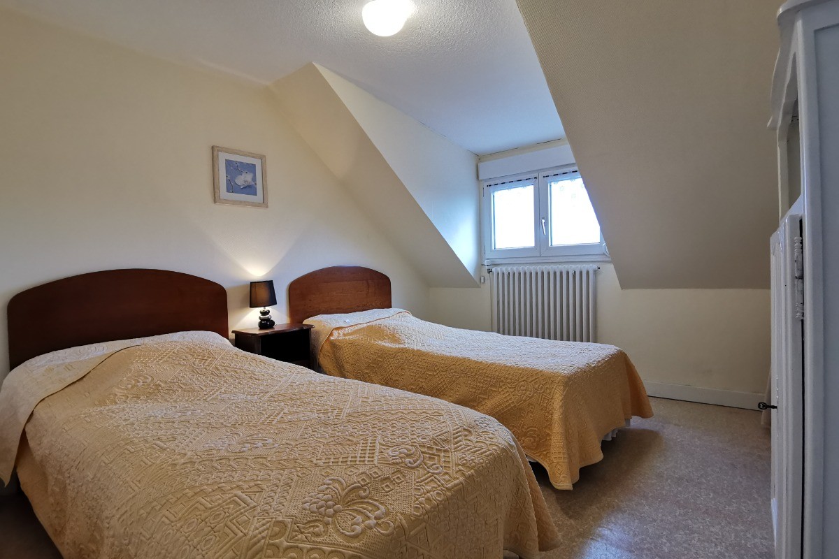 Chambre avec 2 lits 90