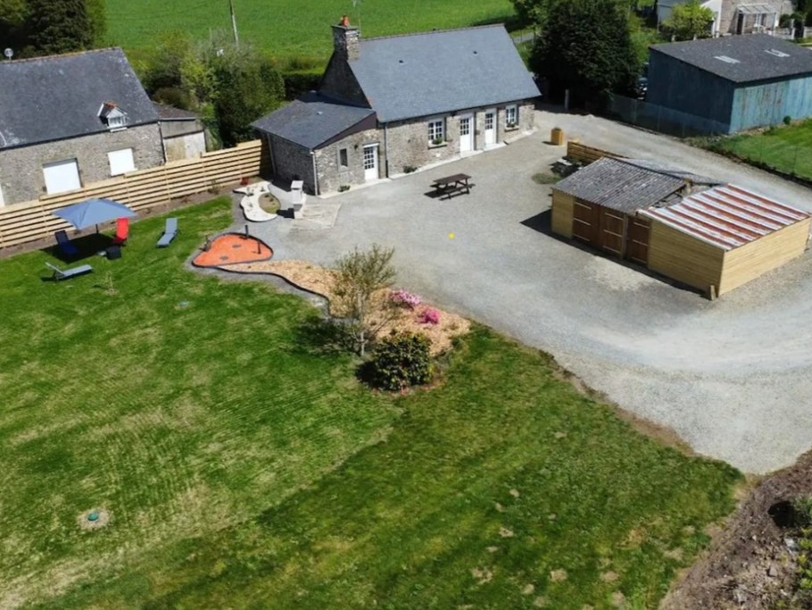La Bosse Besnard : propriété entièrement close, gîte spacieux pour 4 personnes, stationnement, très grand jardin et dépendance pour vos vélos. Proche Baie du Mont Saint-Michel