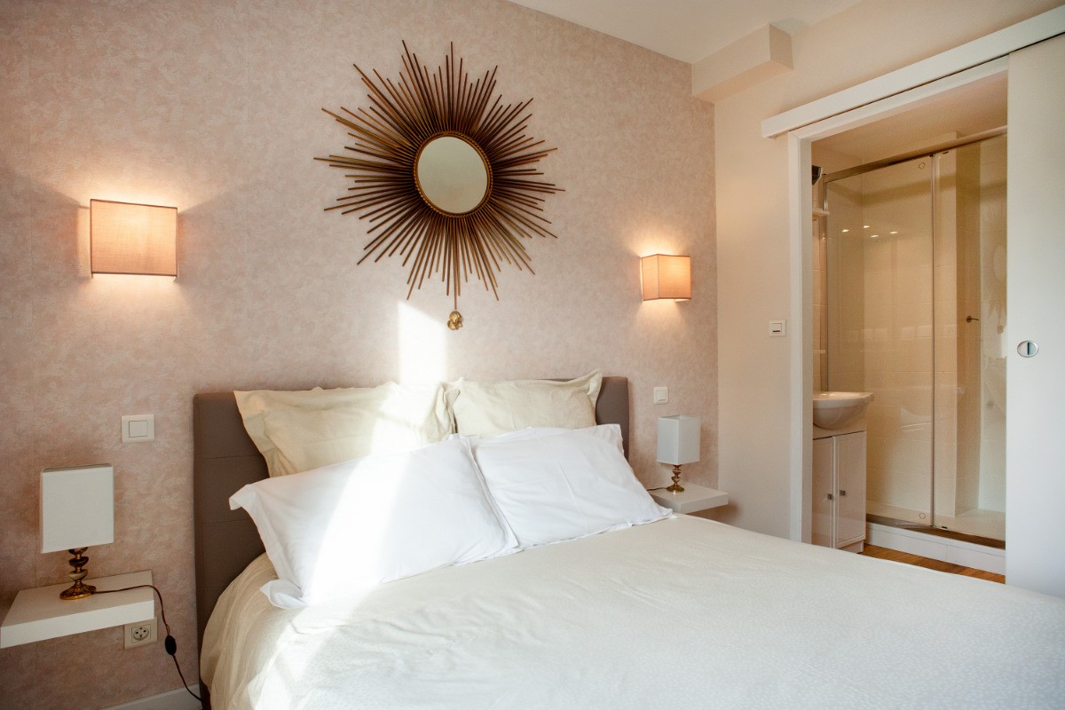 chambre rez de chaussée avec salle de bain privative