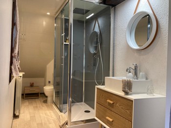 Salle d'eau et toilette privatif et communicants à la chambre "Douceur"