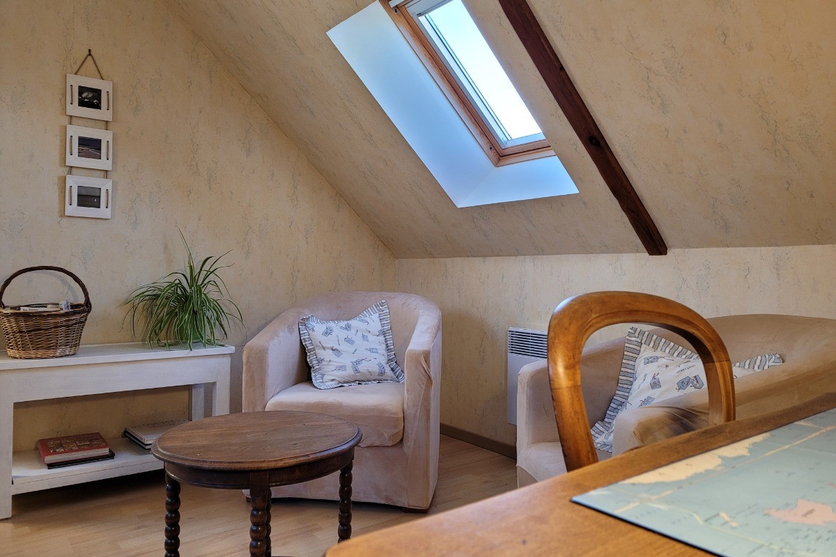 Guezou, Location à Plouha, Clévacances, espace salon-détente sur le palier de l'étage avec coin bureau