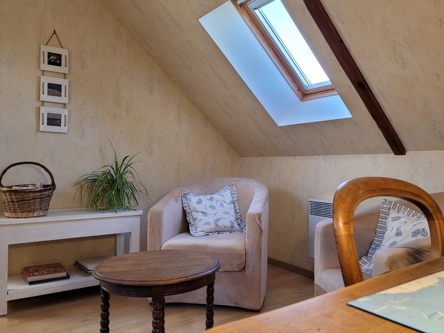 Guezou, Location à Plouha, Clévacances, espace salon-détente sur le palier de l'étage avec coin bureau