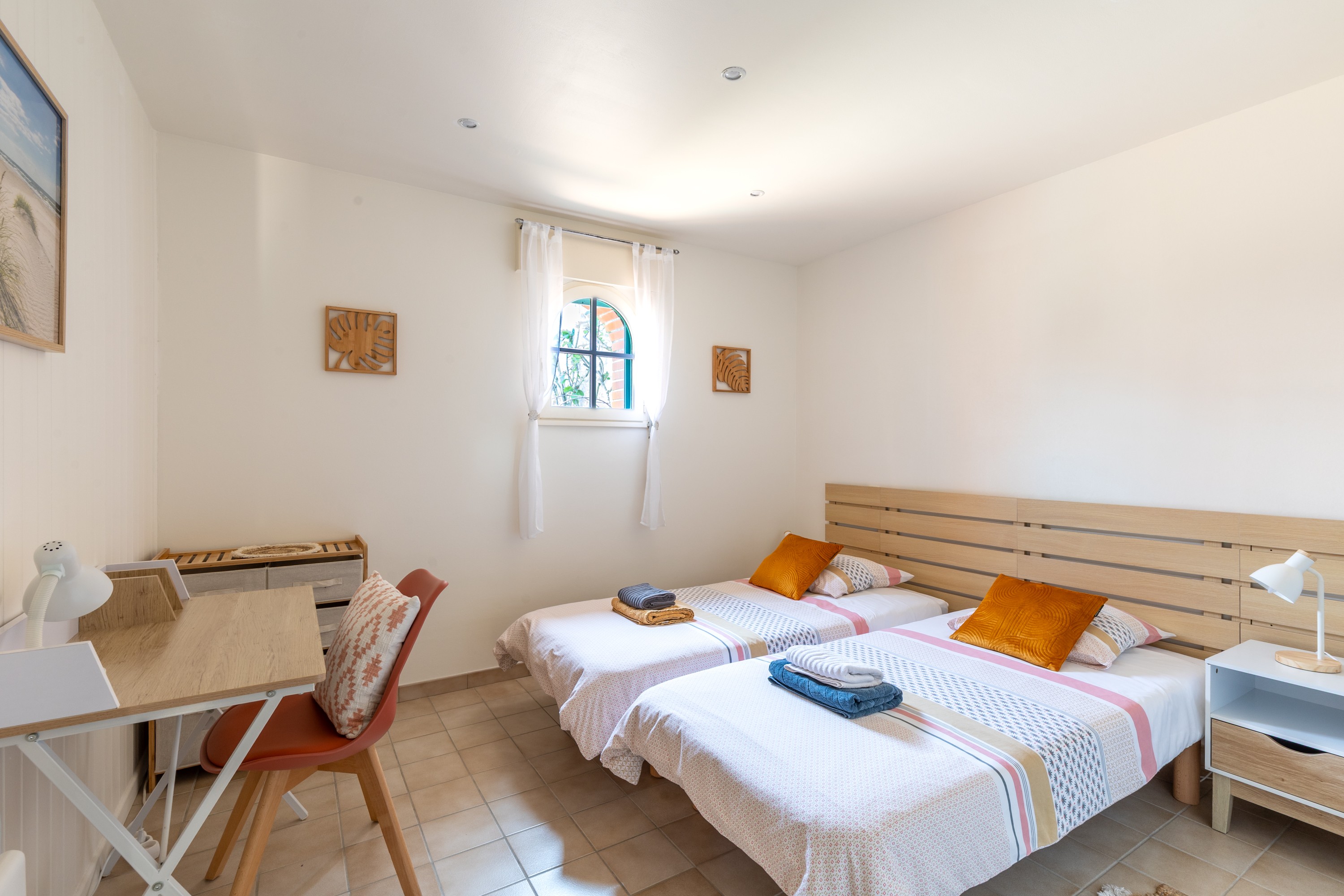 bedroom with 2 single beds