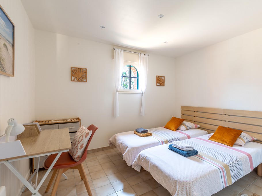 bedroom with 2 single beds