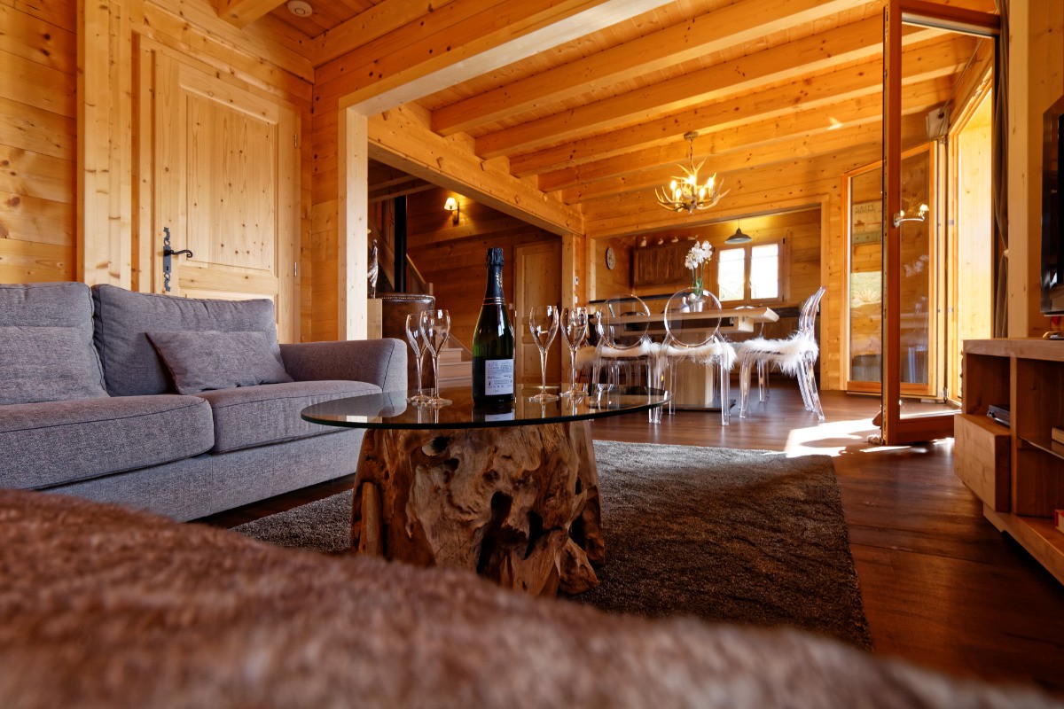 Vaste pièce de vie avec espace ouvert sur salon, salle à manger, cuisine, coin montagne