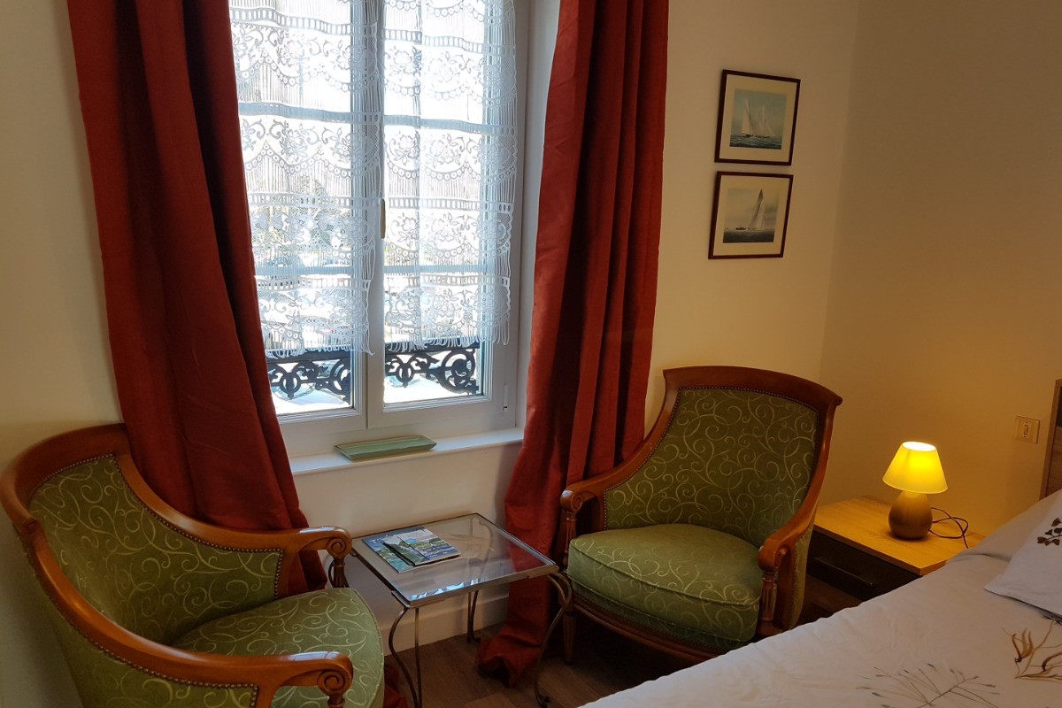 Chambre pour 2 personnes (lit 140 x 190 cm) avec dressing et espace détente avec deux fauteuils