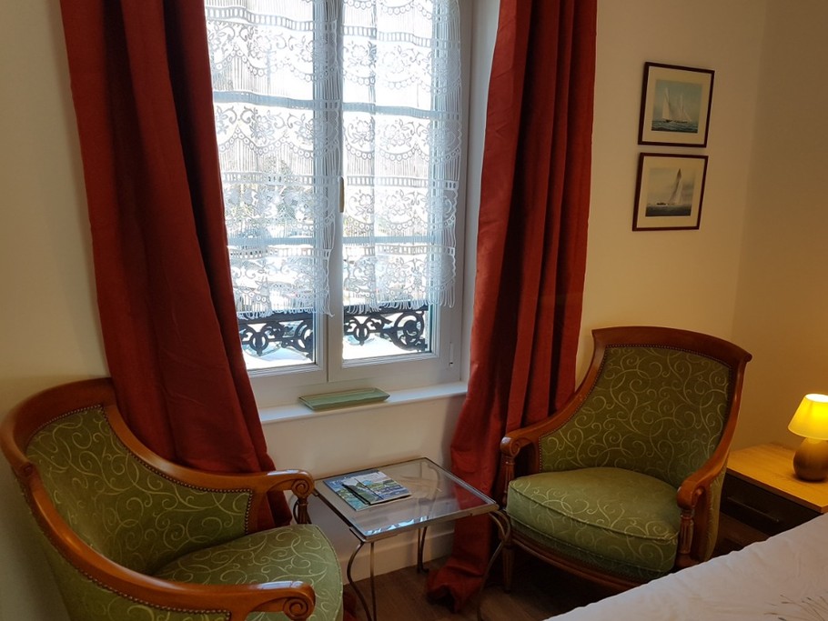 Chambre pour 2 personnes (lit 140 x 190 cm) avec dressing et espace détente avec deux fauteuils