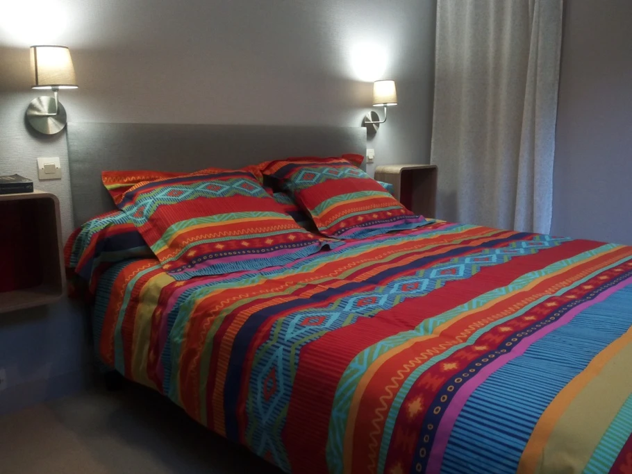 Chambre côté jardin, lit en 160