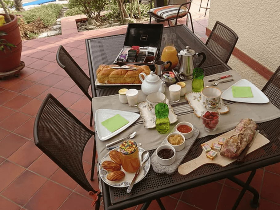 Petit déjeuner en terrasse