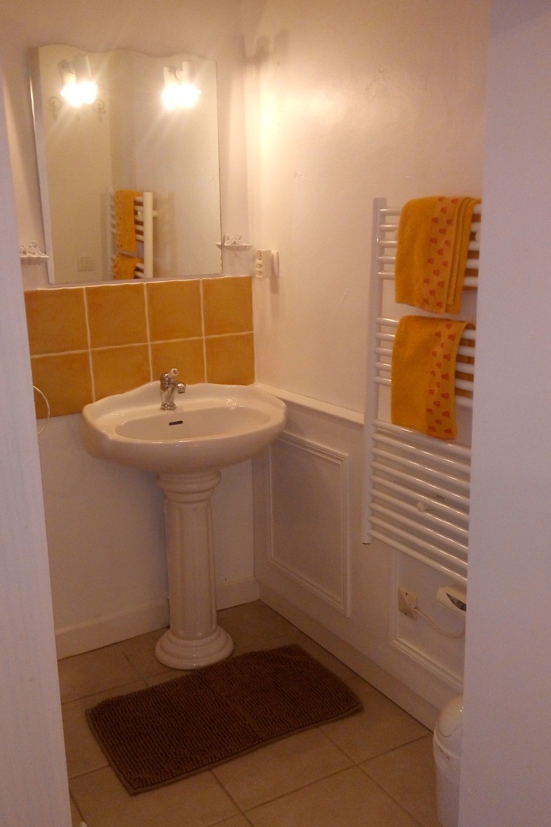 Le coin salle d'eau avec les toilettes