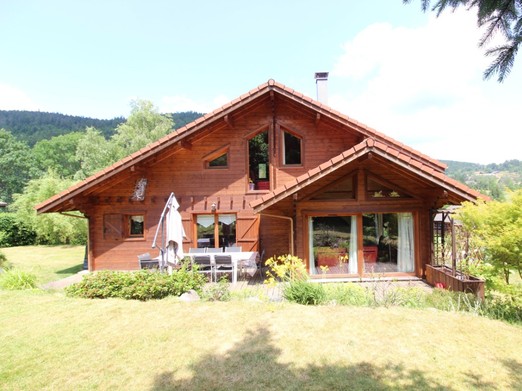 Terrasse avec salon de jardin et barbecue - Chalet les 4 saisons