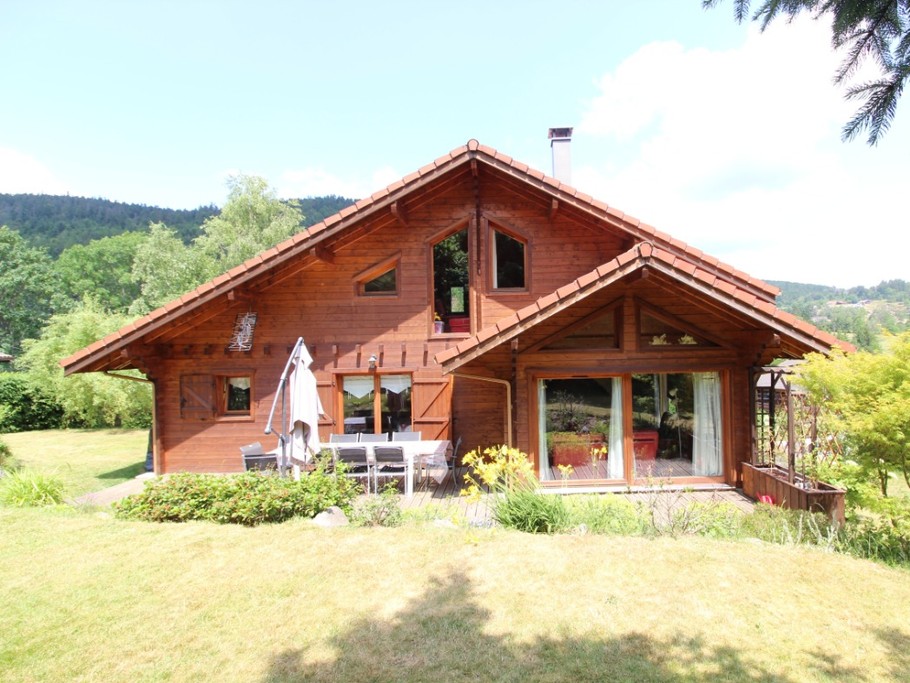 Terrasse avec salon de jardin et barbecue - Chalet les 4 saisons