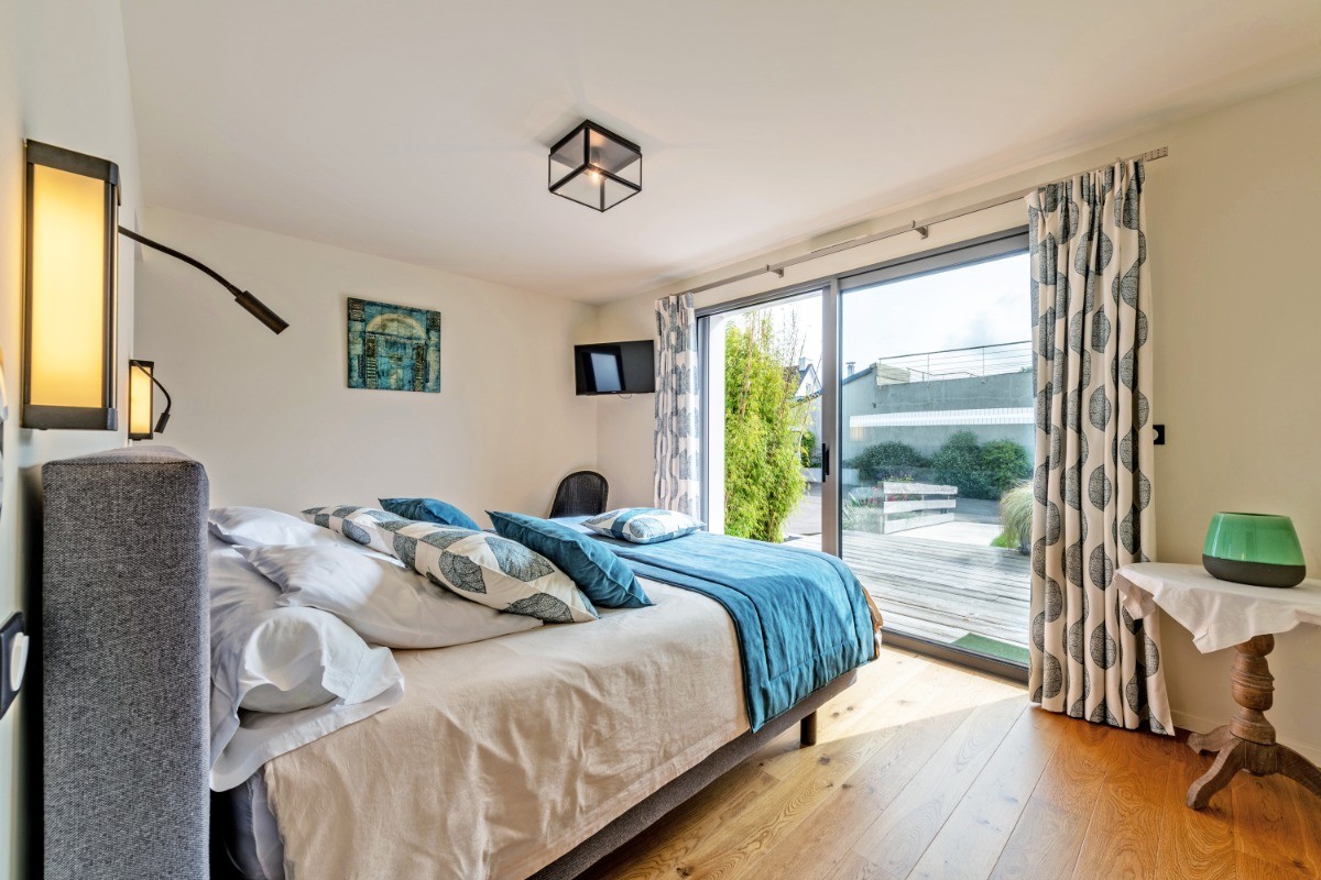Chambre bleue au RDC avec salle d'eau privative, lit 180