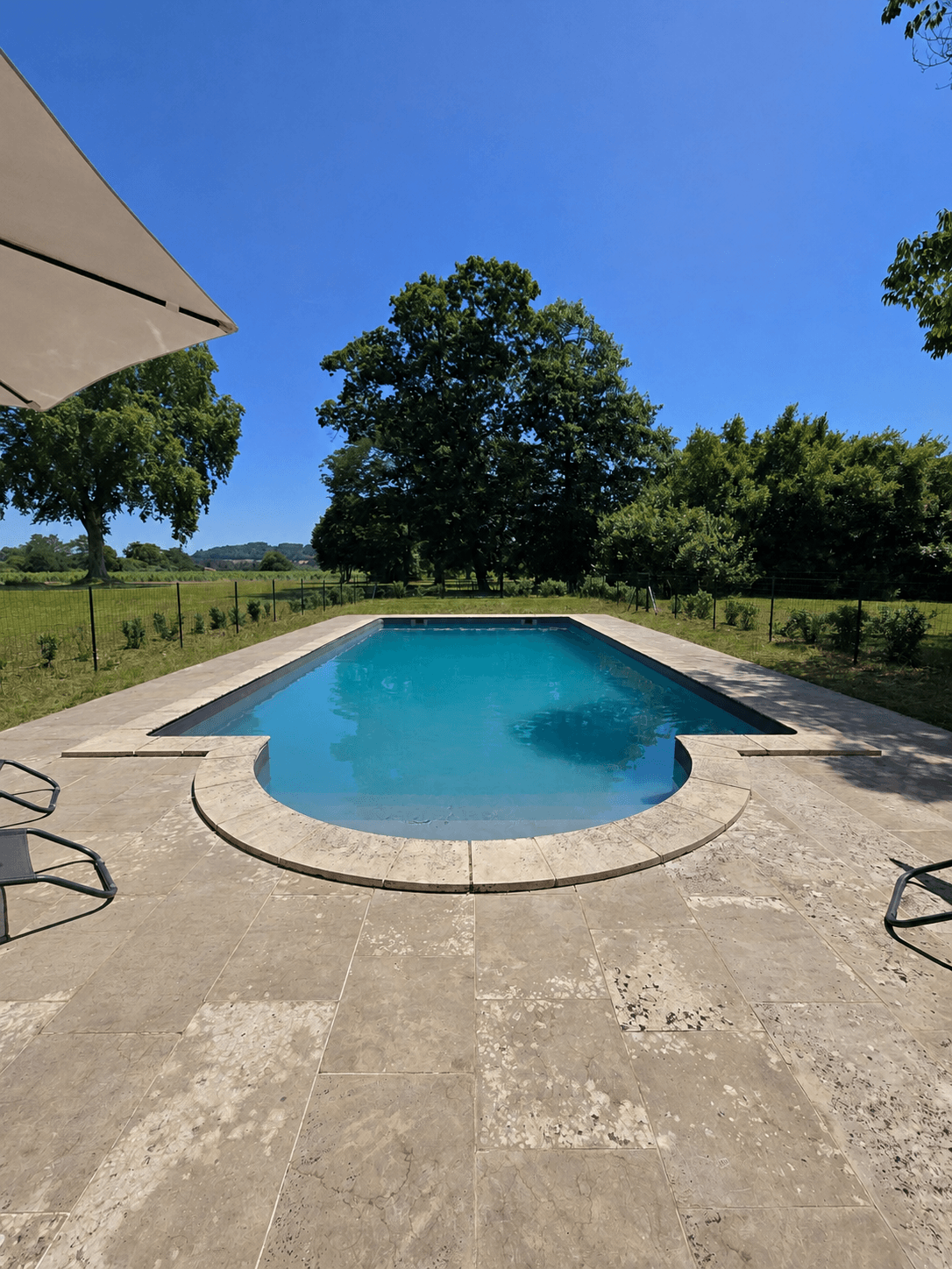 La piscine avec vue sur vignes et coteaux