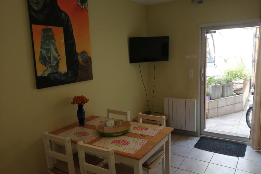 coin repas donnant sur petite terrasse