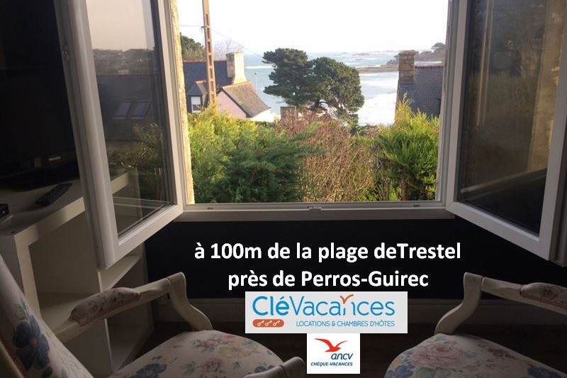 chambre 1, espace détente: une TV, 2 fauteuils -vue mer