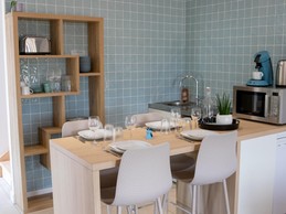 La cuisine ouverte sur le salon du gîte Mer