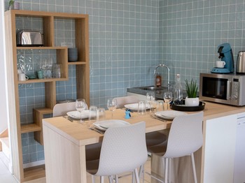 La cuisine ouverte sur le salon du gîte Mer