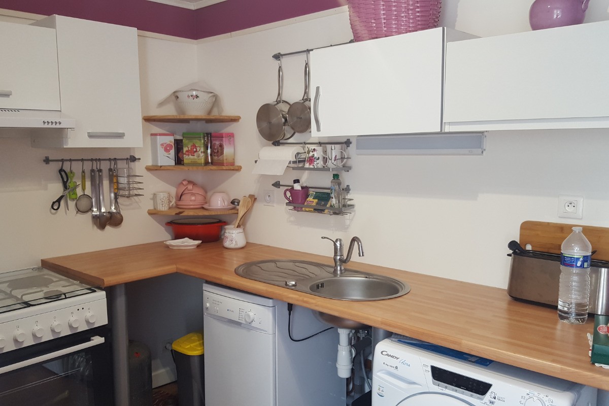 Maison, location Clévacances Bourbriac (Côtes d'Armor, Bretagne) - la cuisine avec gazinière, lave vaisselle, lave linge, réfrigérateur-freezer...