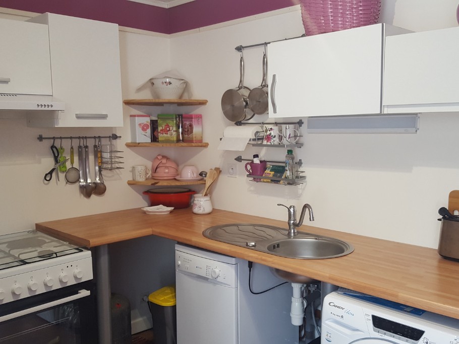 Maison, location Clévacances Bourbriac (Côtes d'Armor, Bretagne) - la cuisine avec gazinière, lave vaisselle, lave linge, réfrigérateur-freezer...