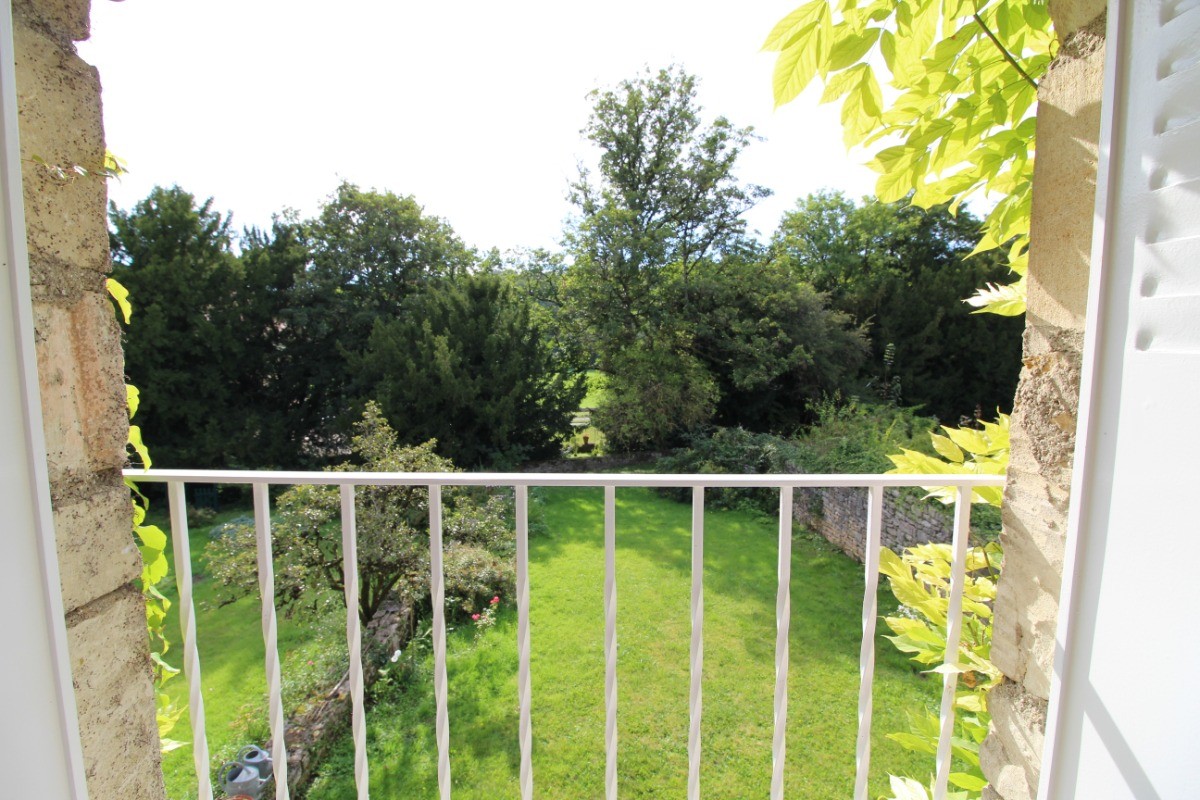Depuis la chambre vue sur le jardin et le parc du Château - Gite la Petite Varenne