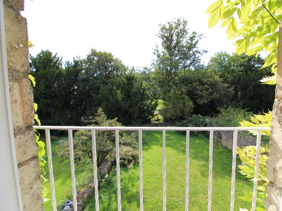 Depuis la chambre vue sur le jardin et le parc du Château - Gite la Petite Varenne