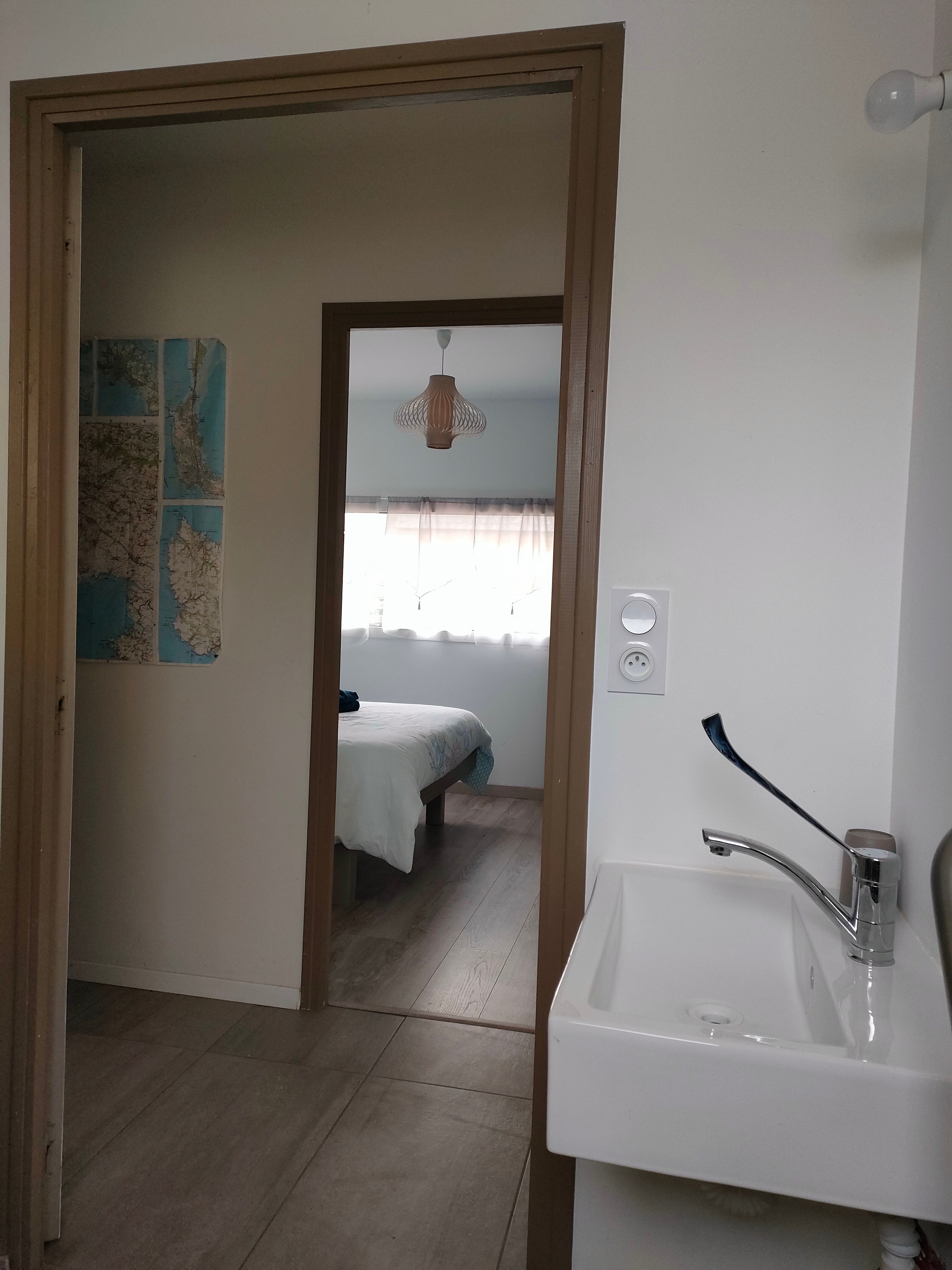 Passage PMR de la chambre "Tortue de mer"  à la SDB. Portes de 90 cm.