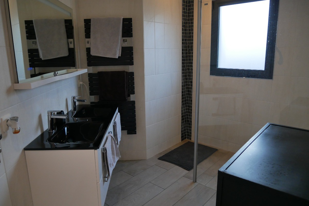 Salle d'eau de la suite parentale au RDC