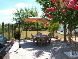 Grande terrasse devant la maison