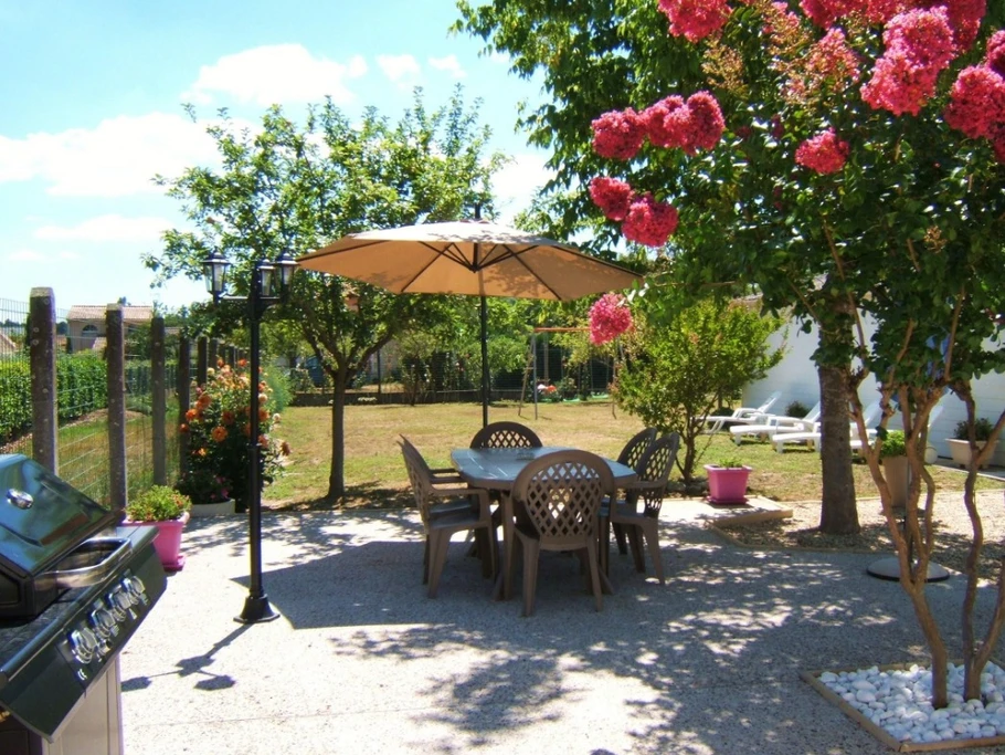 Grande terrasse devant la maison