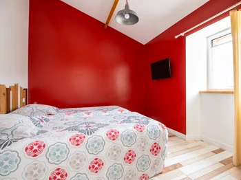 Chambre avec deux lits simples, grand placard et TV.