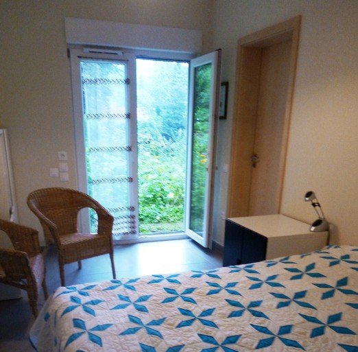 1 chambre avec un lit double