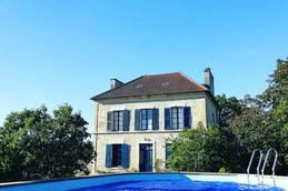 Façade plein Sud et piscine hors sol 8x4 m