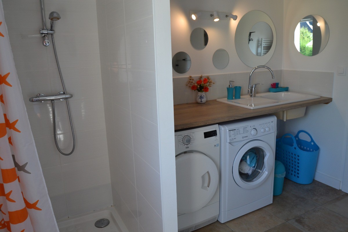 RDC : Douche, Évier, Lave linge, Sèche linge, Accès direct sur le jardin