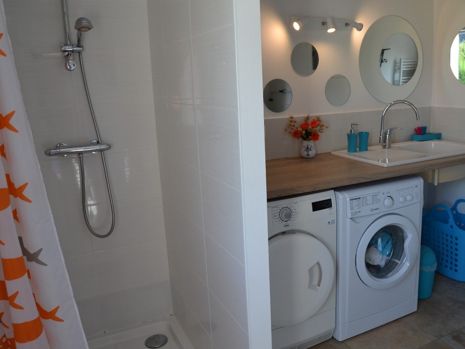 RDC : Douche, Évier, Lave linge, Sèche linge, Accès direct sur le jardin