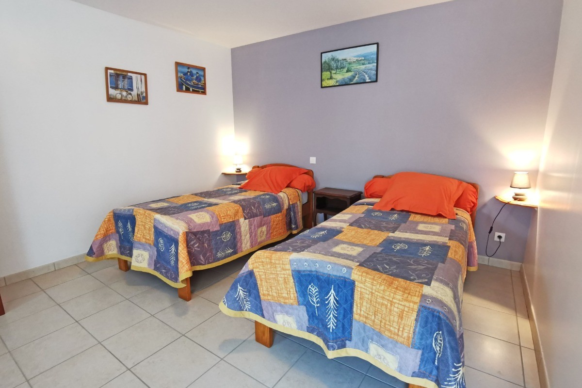 Une chambre avec 2 lits de 90