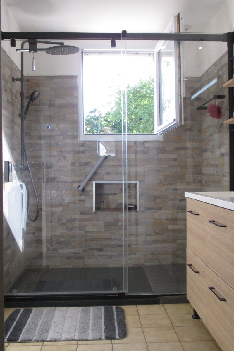 LORANT, Chambre d'hôtes, Clévacances, salle d'eau avec douche et lavabo