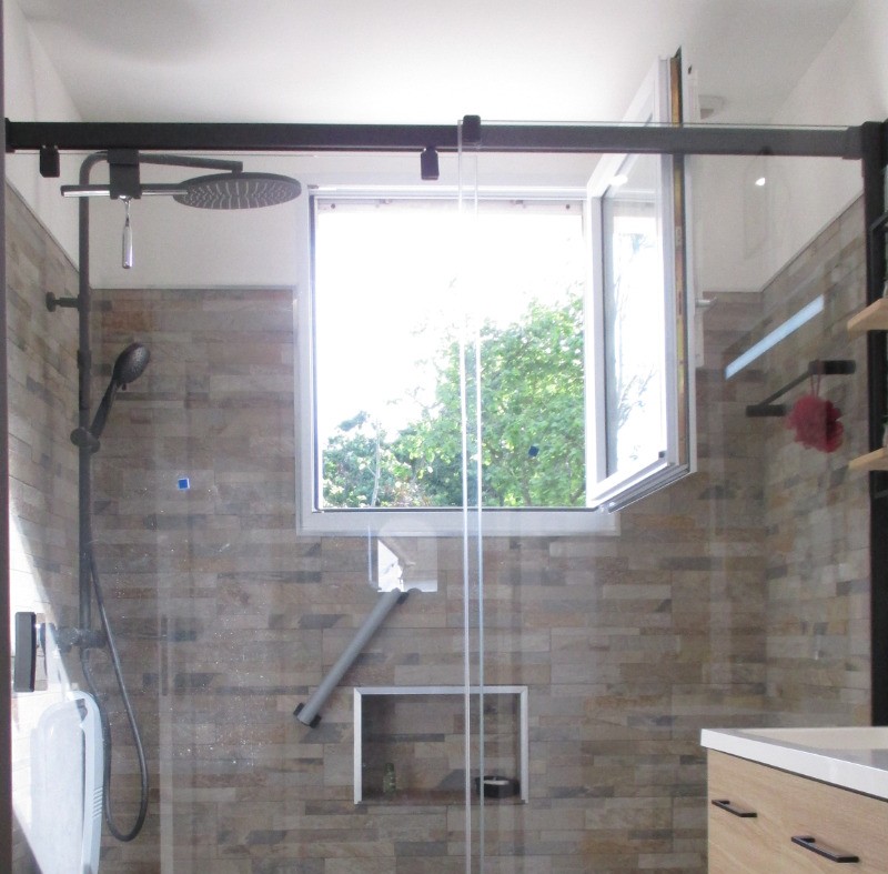 LORANT, Chambre d'hôtes, Clévacances, salle d'eau avec douche et lavabo