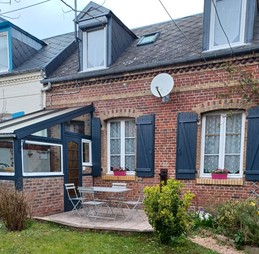 Gite façade côté sud avec jardin clos