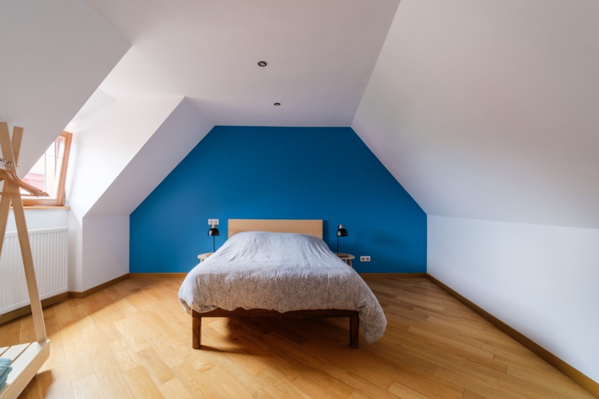 Chambre (2) avec un lit double communicante avec une seconde chambre (3)