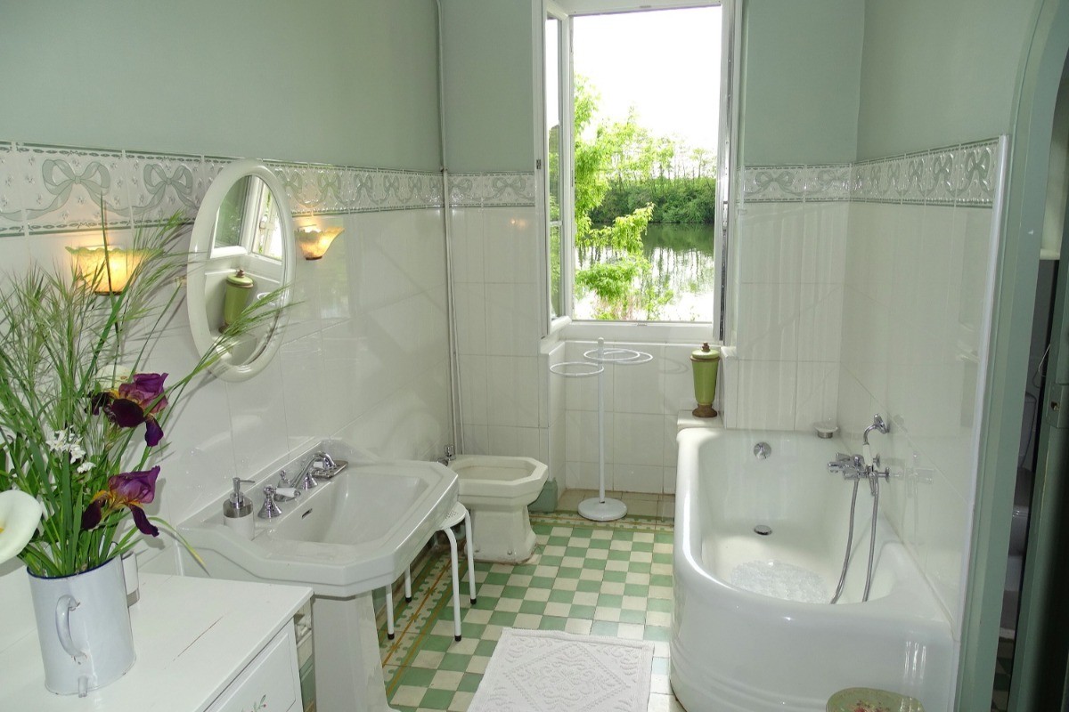 Salle de bain .Il y a aussi une douche