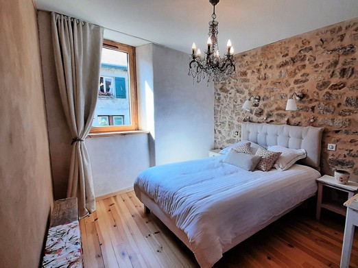 Chambre Achillée au 1er étage de la maison, 1 lit 2 pers. en 140x190 cm, sanitaires privatifs et attenants.