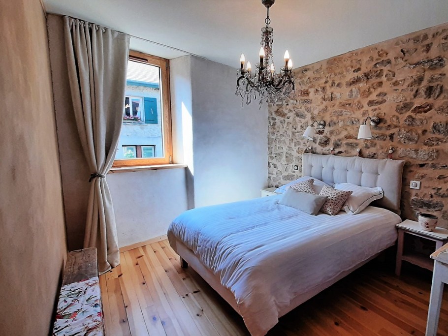 Chambre Achillée au 1er étage de la maison, 1 lit 2 pers. en 140x190 cm, sanitaires privatifs et attenants.