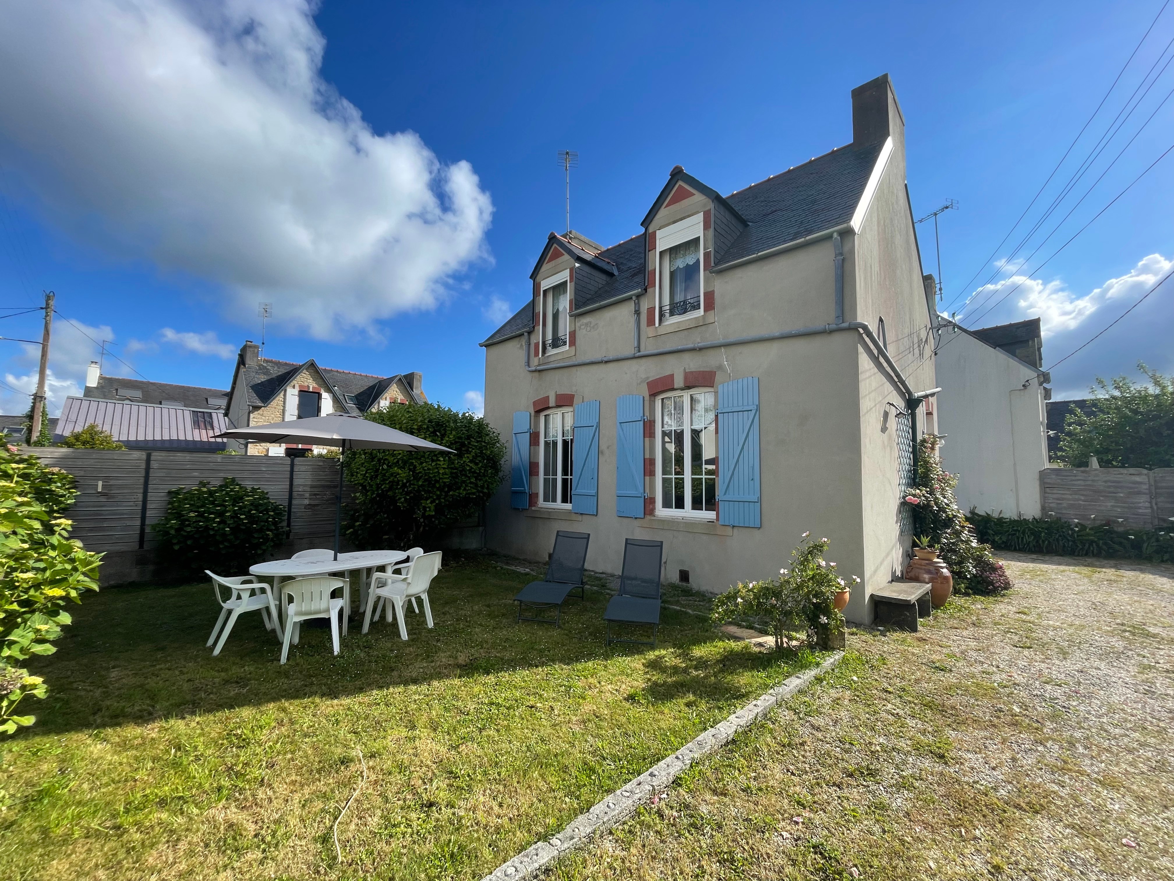 House with garden 300m from the port and 1.5kms from the beaches