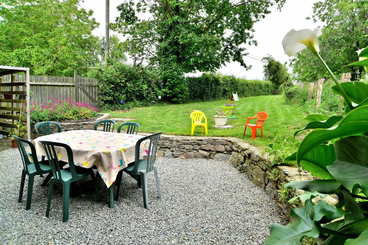 Jardin clos et fleuris avec salon de jardin et barbecue. Carré potager où vous pourrez déguster en saison fraises et tomates cerises. Abris vélos.
