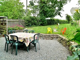 Enclosed garden with flowers, garden furniture and barbecue. Vegetable patch where you can enjoy strawberries and cherry tomatoes in season. Bike sheds. Children's play area.